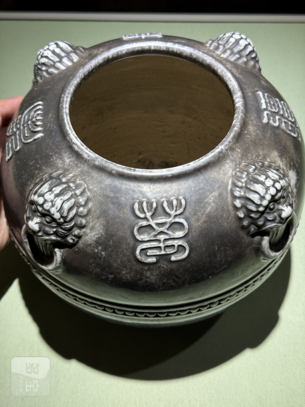 清乾隆 瓷胎仿银釉四方铺首万寿无疆钵式炉 - 图12